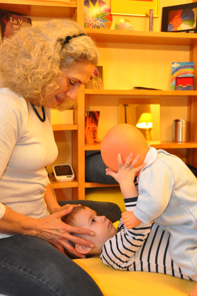 Ostéopathe pour bébé à Orléans : séance d’ostéopathie crânienne sur un nourrisson